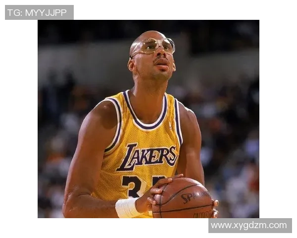 篮球巨星的辉煌历程与传奇时刻解读 力量与智慧的完美结合